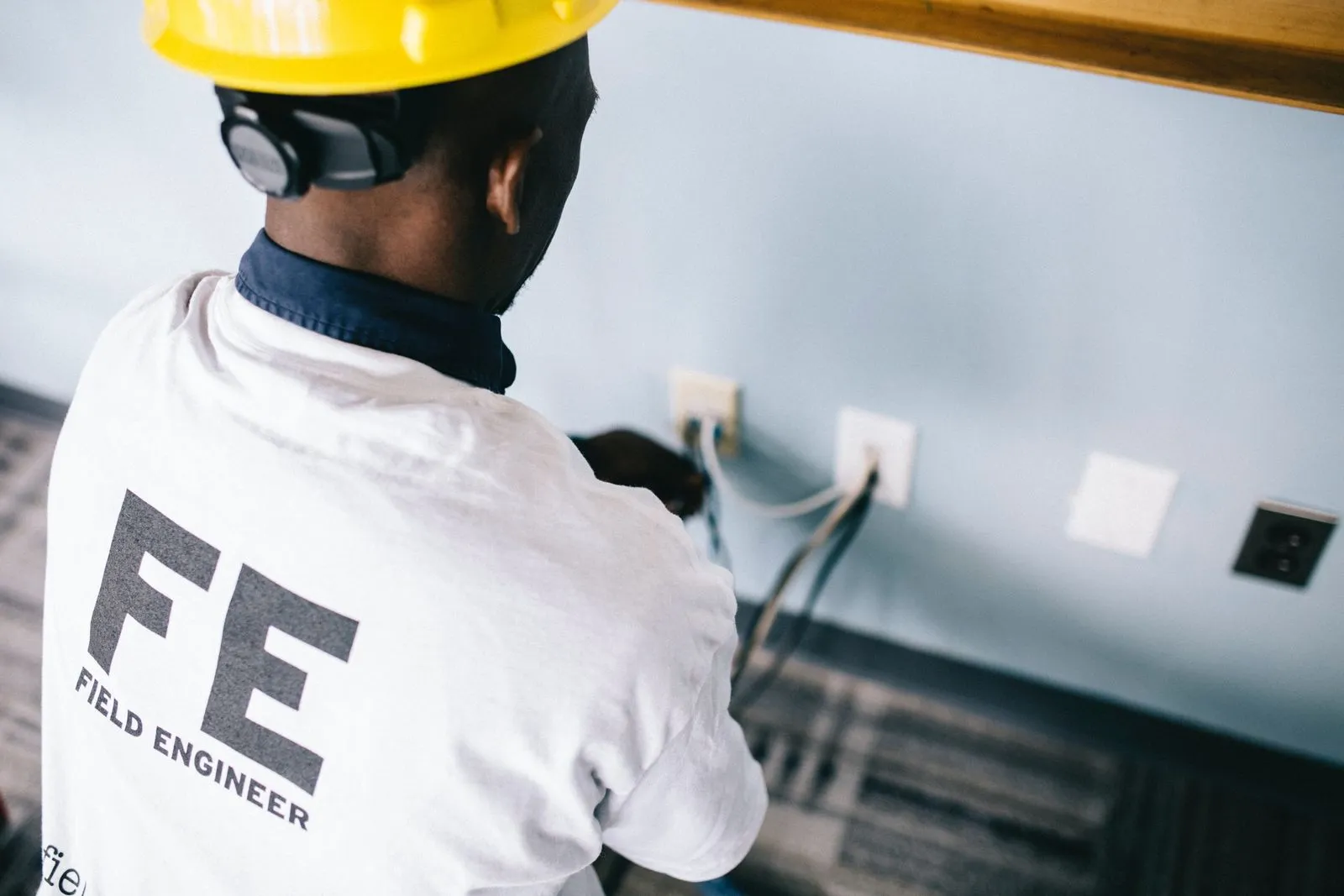 6a6cbe525d11a368598027f2_pexels-field-engineer-442160 Field Service + Generative AI: Streamlining Interactions and Automating Tasks